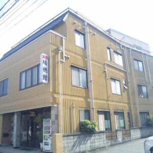 Street-facing beige exterior of Mizuhokan ryokan in Mie prefecture, Kansai region