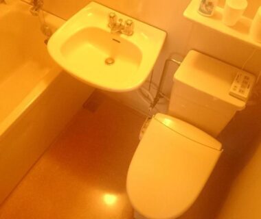 Small bathroom with sink, toilet and bathtub at Monzen Okagero in Nara, Kansai