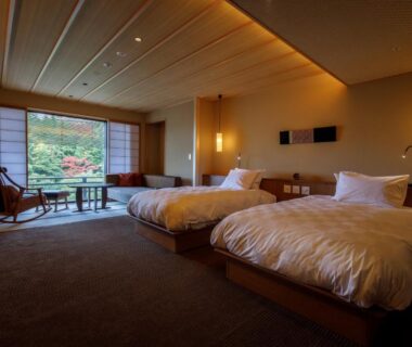 Twin beds, shoji screens and seating area overlooking a garden at Nakanobo Zuien Hyōgo
