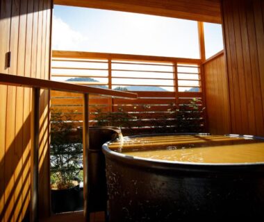Round wooden soaking tub by slatted window at Nakanobo Zuien, Hyōgo, Kansai