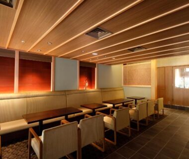 Interior lounge with wooden ceiling, low tables and upholstered chairs at Nakanobo Zuien (Adult Only), Hyōgo, Japan