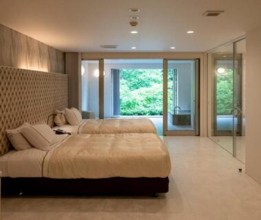 Spacious twin bedroom with sliding glass doors and garden view at Namari Onsen Kokoro No Toki Jusangatsu, Iwate Tōhoku