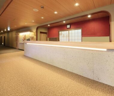 Long reception counter and carpeted lobby with shoji paneling at Nanpeidai Onsen Hotel, Tochigi, Kantō, Japan