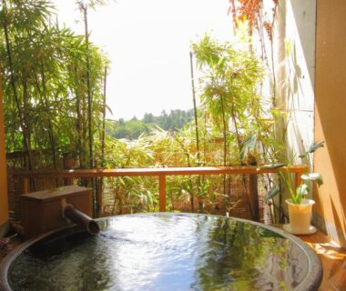 Round wooden onsen tub with bamboo screen at Nasubi no Hana in Shizuoka, Chūbu