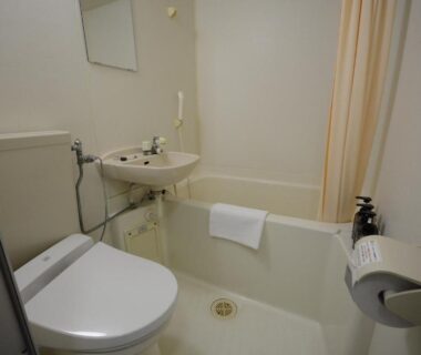 Compact unit bathroom with bathtub, sink and flush toilet at Nasushiobara Ichimantei in Tochigi