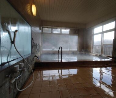 Steaming indoor onsen with tiled floor and wash stations at Nasushiobara Masudaya, Tochigi