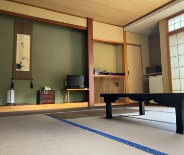 Traditional tatami room with low table, shoji screens and tokonoma at Nasushiobara Masudaya, Tochigi