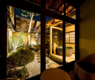 Evening courtyard with gravel garden, wooden tub and seating at Nazuna Kyoto Nijo-jo, Kyoto, Kansai, Japan