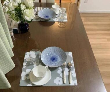 Two-place table setting with bowls, chopsticks and flowers at New Open Rosenheim 旅館 スイートルームB無料WIFI Tokyo