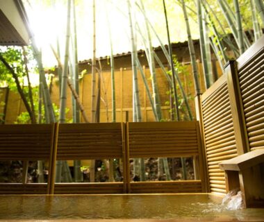 Outdoor wooden onsen with bamboo screen at Notoya in Ishikawa, Chūbu