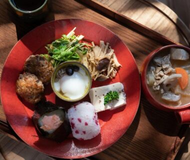 Lacquered breakfast plate with onigiri, side dishes and miso soup at Nunoya Ryokan in Nagano