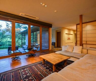 Cozy lounge with low table, sofas, shoji screens and garden view at Oita Kuoritei in Oita