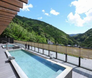 Outdoor wooden deck bath with mountain views at Oku Yugawara SANSUIROU in Kanagawa Kantō