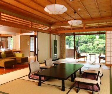 Tatami room with low table and sliding shoji, garden view at Oku Yugawara SANSUIROU, Kantō Japan