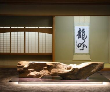 Large wooden sculpture displayed in tatami lobby at Oku Yugawara SANSUIROU, Kanagawa, Kantō