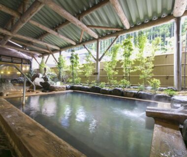 Stone-edged covered onsen bath at Okuhida Garden Hotel Yakedake in Chūbu, Gifu, Japan