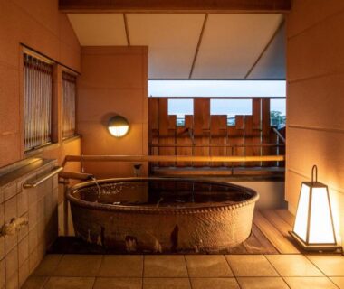 Round wooden soaking tub on tiled balcony with lantern, Omoideno Jinde, Shizuoka, Chūbu Japan