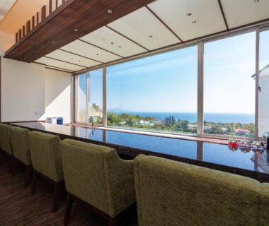 Window-side bath counter with chairs, Omuro no Mori Gyokusui, Shizuoka coastal view