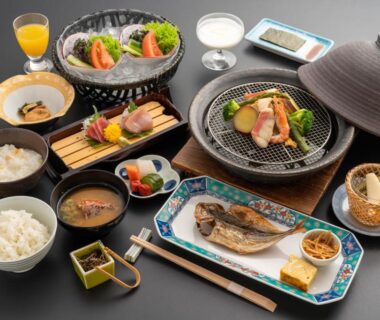 Grilled fish and side dishes on tray, Omuro no Mori Gyokusui, Shizuoka ryokan meal