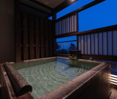 Wooden soaking tub with shoji screens at Omuro no Mori Gyokusui, Shizuoka Chubu