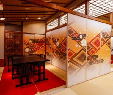 Tatami dining space with low table and decorative screens at Onishiya Suishoen in Hyōgo, Kansai