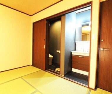 Tatami room with sink area and sliding doors at Onsen Yado Misuzuso, Nagano