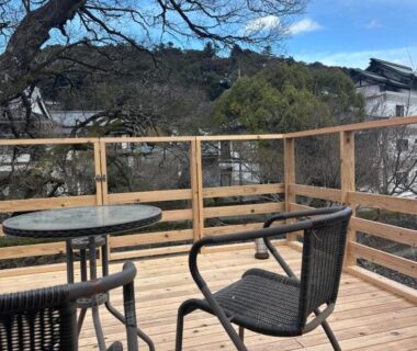 Wooden deck with table and chairs at Onsen Yado Mizuguchi in Shizuoka Chūbu