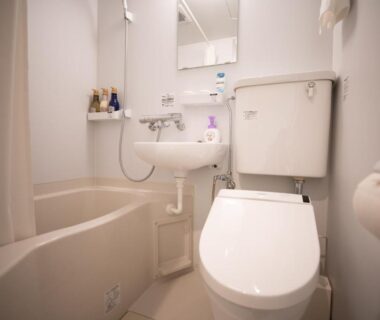 Compact bathroom with bathtub, toilet and sink at Onya Kaede, Kyoto