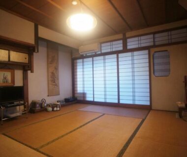 Tatami mats, shoji screens and alcove at Ougiya Ryokan in Hyōgo, Kansai
