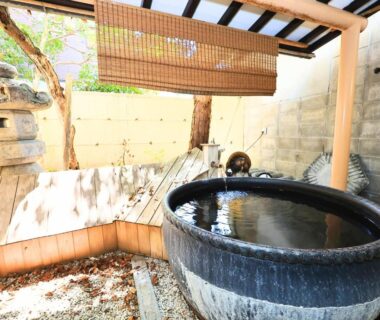 Ceramic outdoor bath with bamboo blind at Oyado Hachibei, Chūbu, Gifu, Japan