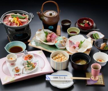 Assorted sashimi, small bowls, hotpot and tea set at Oyado Kiyomizuya, Hokkaidō