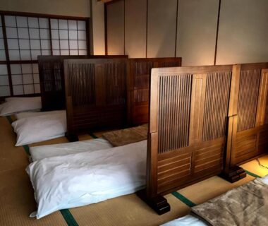 Tatami room with futons and wooden partitions at Oyado Matsubaya in Gunma Kanto