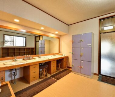 Wooden wash counter with sinks, mirrors, lockers and tatami matting in Rakusuien changing area, Yamanashi, Chūbu