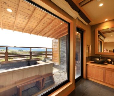 Outdoor wooden soaking tub on balcony with mountain view, Ryokan Biyunoyado, Nagano