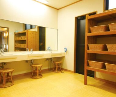 Washing area with sinks, stools and wicker baskets at Ryokan Chinsen-Rou in Kyoto