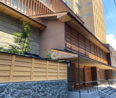 Entrance facade with wooden slats, stone base and walkway at Ryokan Ginkaku Kyoto in Kyoto prefecture