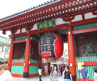 Kaminarimon lantern and gate with visitors, Ryokan Kamogawa Asakusa, Tokyo Kantō Japan