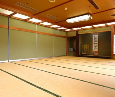 Large tatami room with tokonoma alcove and shoji screens at Ryokan Karasawa, Ishikawa, Chubu