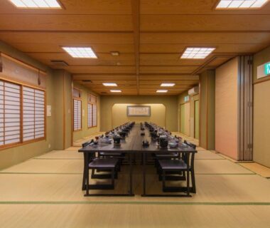 Long tatami dining room with low tables and chairs at Ryokan Kiritani Hakoneso in Kanagawa