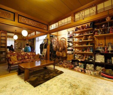 Traditional tatami lounge with low table, shoji screens and display shelves at Ryokan Kutsuroginoya Yuu Gifu Chūbu Japan