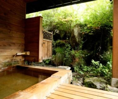 Wooden outdoor onsen bath with garden view at Ryokan Kutsuroginoya Yuu, Gifu