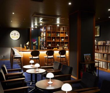 Lounge seating, bar counter and bookshelves at Ryokan Oomuraya in Saga, Kyūshū