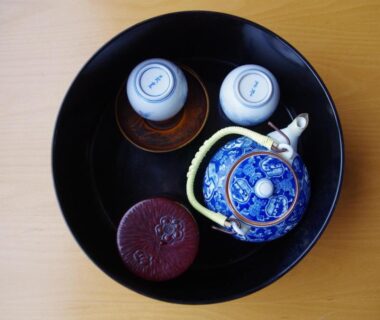 Blue patterned teapot and two cups on a lacquer tray at Ryokan Takayama, Gifu