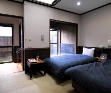 Tatami twin room with sliding door to small outdoor area, Ryokan Yufusan, Kyushu Ōita