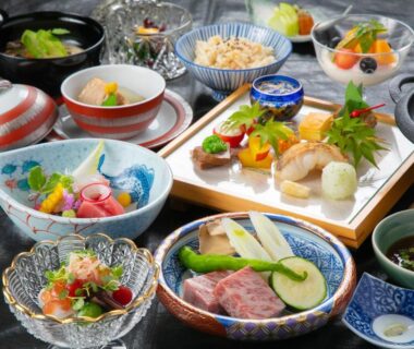 Assorted small plates, sashimi and grilled items at Ryotei Jyusouya in Nara