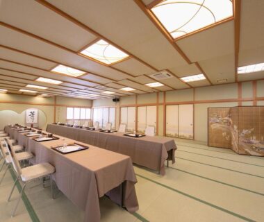 Long tatami room with table seating, shoji panels and folding screen at Ryotei Jyusouya, Nara