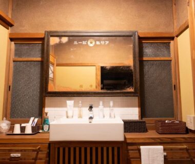 Wooden washstand with sink, mirror and toiletries in Ryouriryokan Asahikan Nara