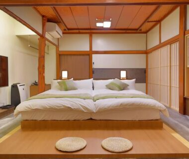 Japanese-style tatami room with raised platform beds, shoji screens and wooden ceiling at Sakahijiri Gyokushoen, Shizuoka