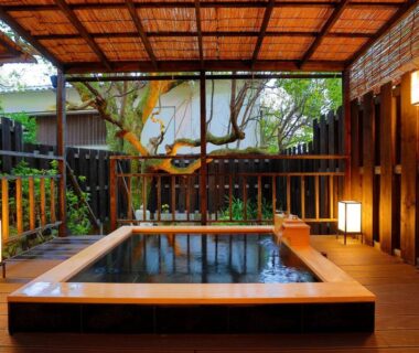 Outdoor wooden onsen bath with lanterns and garden, Sakahijiri gyokushoen, Shizuoka, Chūbu, Japan