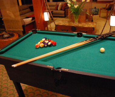 Billiards table with cues and racked balls in a cozy ryokan lounge at Sakaya Ryokan Yoshina Onsen, Shizuoka